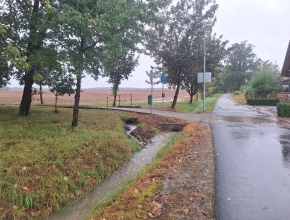 Stoky na začátku cyklostezky na koupaliště (pod ulicí k vodojemu) 14. 9. 2024