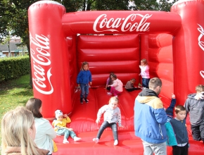 Skákací hrad od partnera akce Coca-Cola