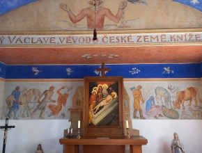 Interiér kaple s nástěnnými malbami Karla Svolinského a deskovým oltářním obrazem "Kladení Krista do hrobu" - replika obrazu od Mistra Třeboňského oltáře