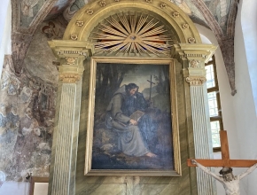 Oltář s obrazem sv. Jiljí, v pozadí a na stropě freska